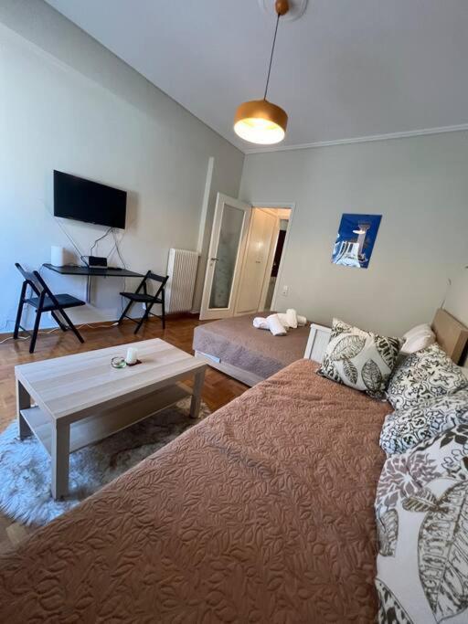 Plaka Nicks Retro Flat Apartment